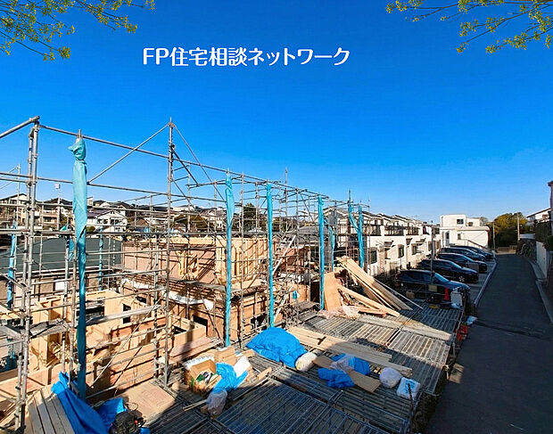 前面道路は南西側4mの公道。幹線道路から入った通りのため、交通量も少なく、静かで安心の住環境です。