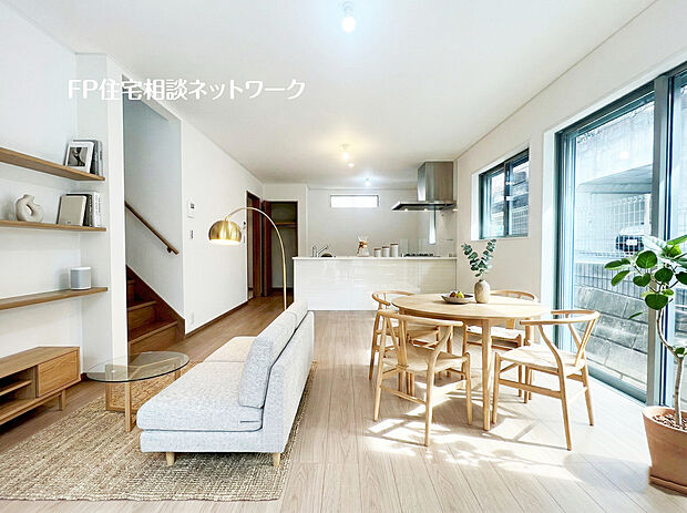 リビング~本画像はAIがCGで家具・小物作成しており、実際の現地に家具等は設置されておりません。また、販売価格に家具等は含まれておりません。