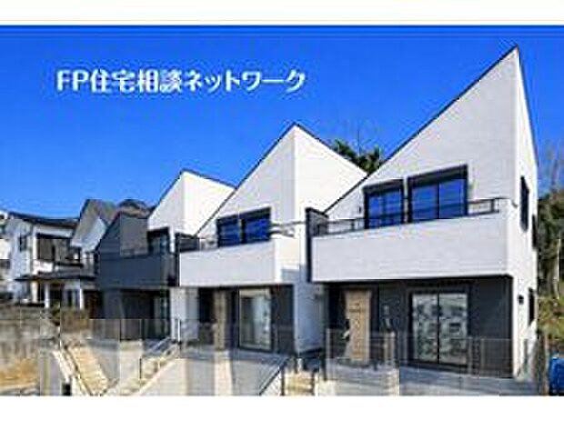 白を基調にしたモダンな外観が飽きのこないシンプルな良さを際立せます。アクセントカラーで外壁を分けることで立体感が生まれ、どの角度からでも異なる表情を感じることが出来ます。