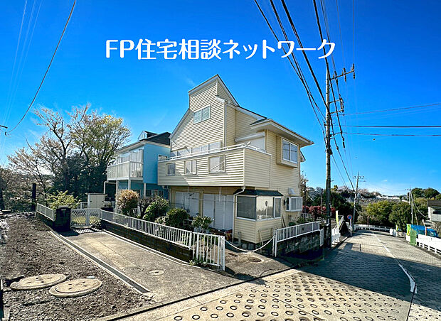 四季の移り変わりを感じられる贅沢な環境。緑に恵まれたエリアで、毎日のお散歩も気持ちよさそうです。自然に包まれた穏やかな暮らしができる住環境が整っています。