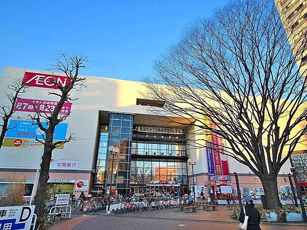 イオンスタイル東神奈川まで1000m。食料品、生活用品が揃う4階建ての大型スーパー。飲食店、ファッション、歯科クリニックもあり便利です。