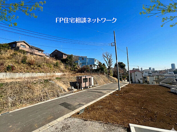 （16・17号棟）前面は分譲地専用に通した4.5メートル幅の道路。通り抜けが出来なくなっておりますので、他の車は進入してきません。運転が苦手な方でも落ち着いて車庫入れ可能です。
