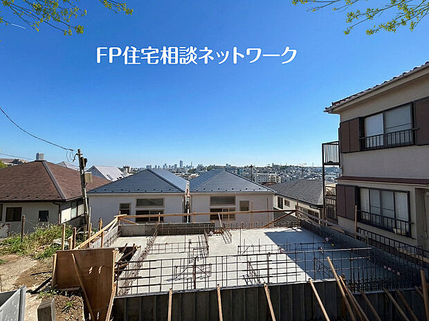 南西側ひな壇につき眺望良好!お部屋には光が降り注ぎ、窓を開ければ広がる風景。空を広く感じられます。