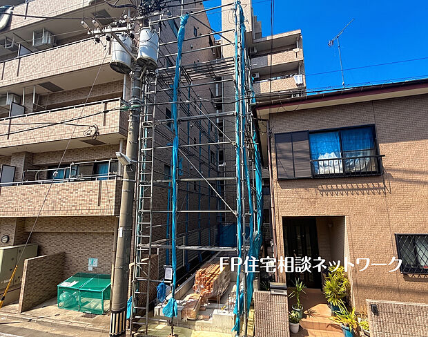 現在建築中！基礎や木材など、完成後には隠れてしまう安心の構造部分を今なら直接ご見学いただけます。都市部の敷地を最大限に活かした工夫あふれる間取りが魅力です。