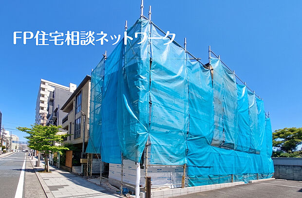 鮮やかな青空と街路樹の緑が映える。日当たりの良い角地のような立地に、どのような新しい生活が始まるのか、想像が膨らむ。