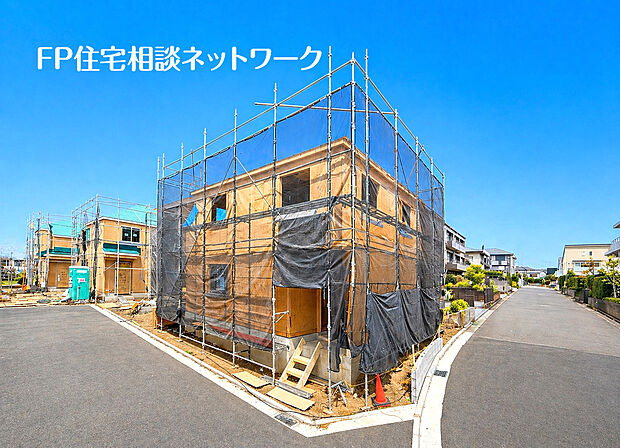 歩道はしっかりと整備されており、ベビーカーや自転車での移動もスムーズ。車通りも比較的少なく、小さなお子さまとのお出かけや通学時にも安心感のある住環境です。