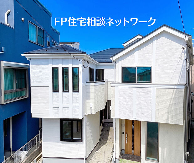 青空に映える白基調のモダン外観が魅力の住宅。陽光がたっぷり注ぐバルコニーや温かみのある木目調ドアが特徴です。明るく開放的な新生活にぴったりのお家です！
