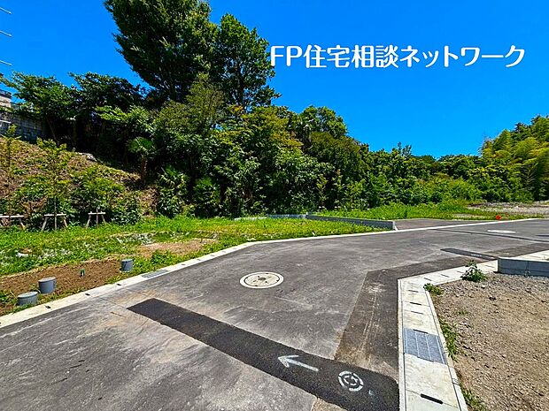 開発道路の先には自然の潤いが広がり、都会の喧騒を忘れさせてくれます。子育て世代にも嬉しい、のびのびとした暮らしを実現できるロケーションです。