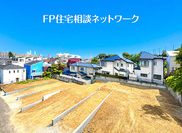 保育園から小・中・高等学校などの教育施設が徒歩圏内にあり、子育て環境も良好です。また、前面道路は車通りの少ない道路。段差もなくお車の出し入れが苦手な方も駐車しやすそうです。
