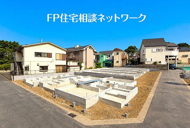 前面道路は車通りの少ない道路。段差もなくお車の出し入れが苦手な方も駐車しやすそうです。