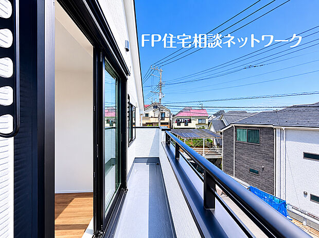 4号棟~バルコニーは太陽の温かな温もりをめいいっぱい受け止めてくれます。太陽の光と爽やかな風を受けたお洗濯物はあっという間に乾き、取りこむ時には太陽の匂いを感じられそう。