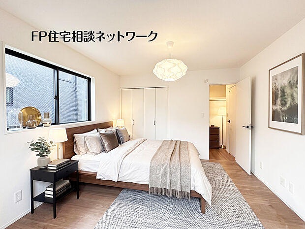 洋室＜2号棟＞～本画像はAIがCGで家具作成しており、実際の現地に家具は設置されておりません。また、販売価格に家具等は含まれておりません。