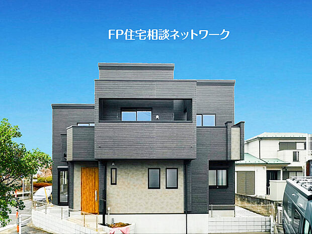 【類似外観同仕様】施工例のため分譲中の建物とは外壁、屋根開口部等の形状・仕様・色等が異なります。