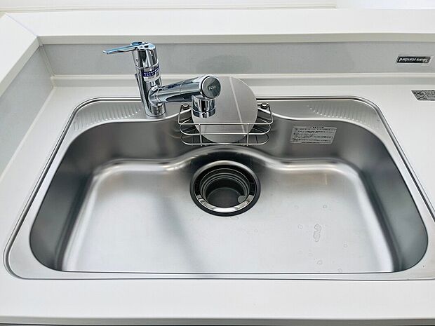 【浄水器】キッチンには浄水器を標準装備。最近は水を飲むという場面以外にも料理で使用したり、野菜を洗う場合もキレイな水で洗いたいという人が増えてきています。

