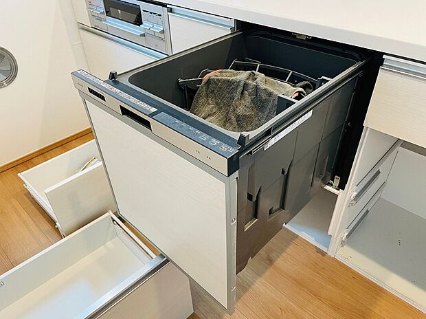 【食器洗い乾燥機】あったらいいなの代表的な設備である食洗機。ビルトイン型なので、おさまりもよく、使い勝手も良好です。料理をするのは好きだけど、後片付けは苦手な方に重宝します。洗う手間がないので、時間を有効に使えますね。