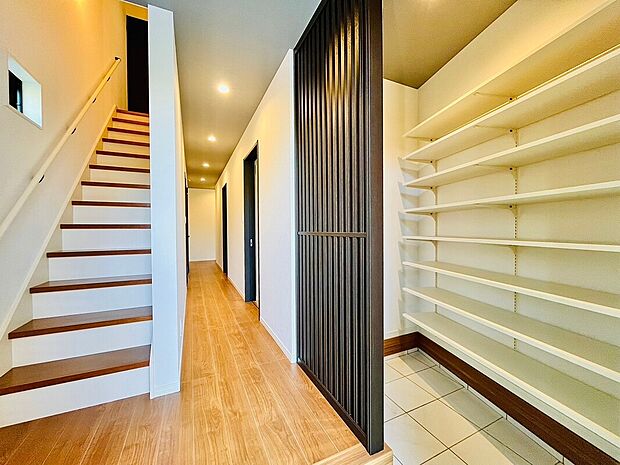 【玄関】シューズクロークは可動式の棚を採用しているので、ロングブーツや長靴も収納できます。家族の履物が多くても安心。玄関が綺麗に整頓されているかどうかで、その家の印象が決まるものですよね。