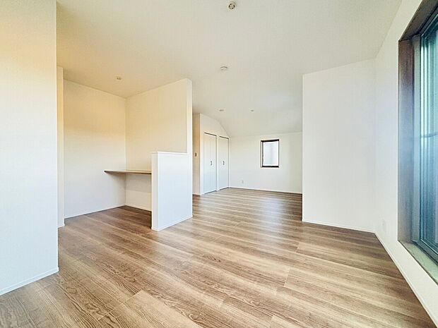 【備付けカウンター ウォークインクローゼット】(2号棟)主寝室には大容量のウォークインクローゼットと、テレワークや勉強に嬉しいスタディスペースがついています。