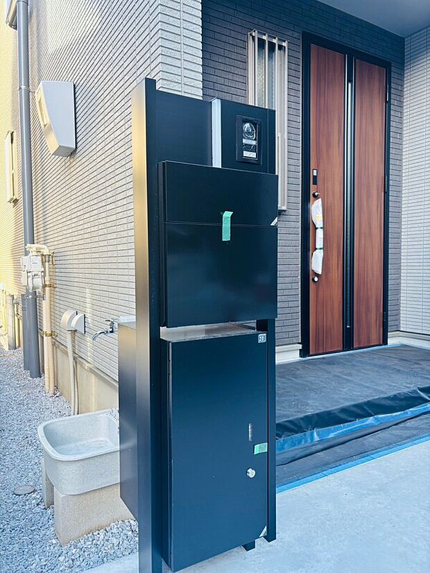 【宅配ボックス】宅配便の配達時に不在でも、荷物を入れられる鍵付きの宅配ボックス。インターネットで買い物をすることが多い方、配送時間帯に家にいることが少ない方に嬉しい設備。再配達を頼む必要がなくなり、便利ですね。