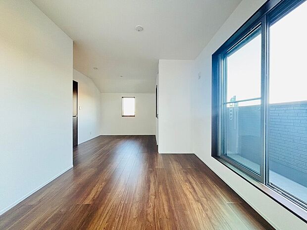 【ペアガラス】2枚のガラスの間に空気層が設けられたガラスです。断熱効果が高く、冷暖房の使用量を減らすことができます。結露が発生しにくいためサッシ周りのカビの予防にもなります。