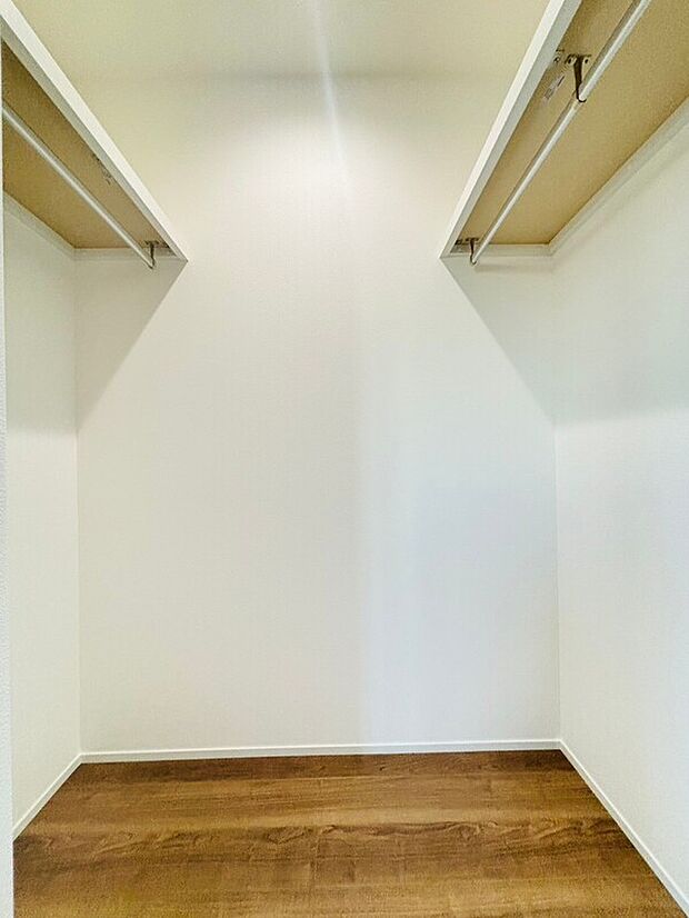 【ウォークイン シューズイン 大型収納】ウォークインクローゼット(2,3号棟のみ)、シューズインクローク(2,3号棟のみ)、リビング収納(全棟)など大型収納が充実し、すっきり片付きます。