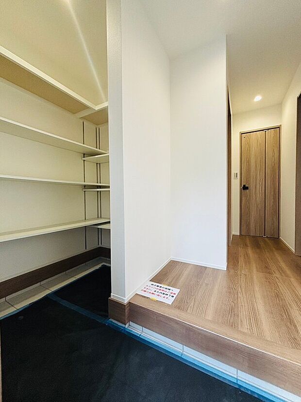 【シューズインクロークのある玄関】(2号棟)大容量のシューズインクロークが嬉しい住まい。ベビーカー、アウトドア用品、カー用品などもスッキリ収納。