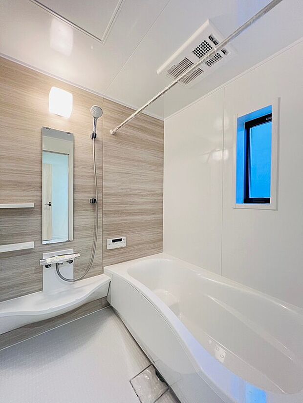 【ユニットバス】ユニットバスはゆったりとくつろげる1坪タイプ。足までしっかりと伸ばせる浴槽は、心身ともにしっかりと疲れを癒してくれます。これだけ広ければ家族みんなで一緒にバスタイムを楽しめます。