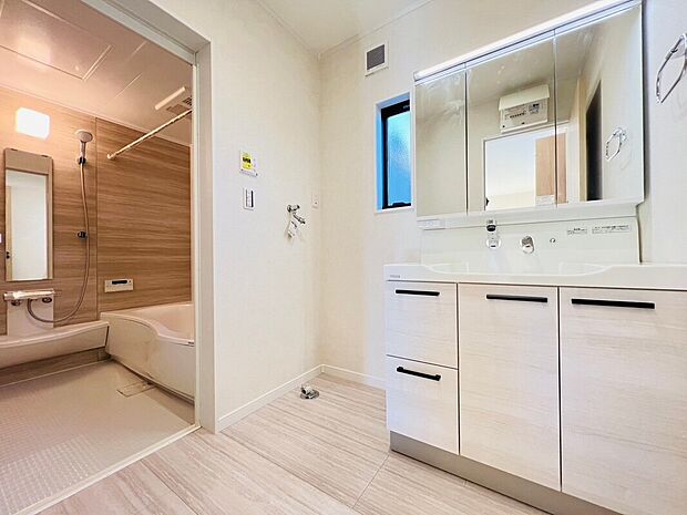 【洗面室・洗面台】鏡の裏に収納棚を確保した三面鏡を採用。化粧品や歯ブラシなどを機能的に収納。また、三面鏡の本当の利点は三枚の鏡を合わせることで、頭の側面や背面が見れること。