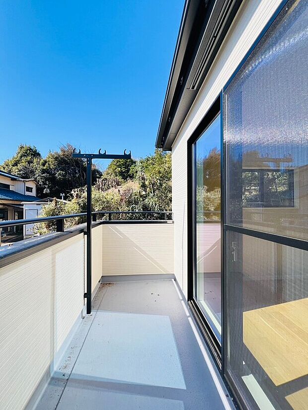 【ペアガラス】遮音性に効果のある複層ガラスを採用!騒音は空気を伝わる音で、ほとんどが窓から漏れているのです。1枚3mm程度のガラスが2枚になり、さらに空気層を挟めば効果あり!