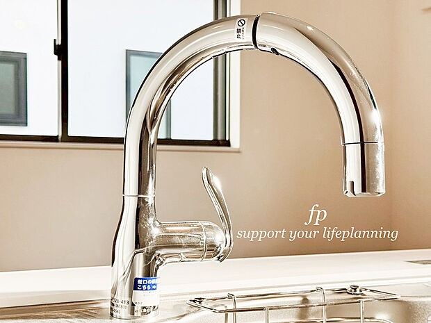 【浄水器】キッチンには浄水器を標準装備。最近は水を飲むという場面以外にも料理で使用したり、野菜を洗う場合もキレイな水で洗いたいという人が増えてきています。