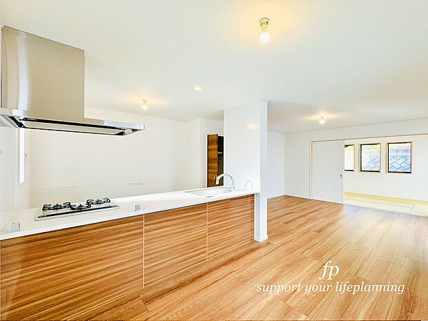 【会話が弾むカウンターキッチン】～5号棟～リビングで遊ぶお子様を見守りながらお料理が出来る対面式カウンターキッチンは、料理をしながらご家族との会話を楽しめます。大切なご家族をいつも身近に感じられ、毎日のお料理も楽しくなりますね。
