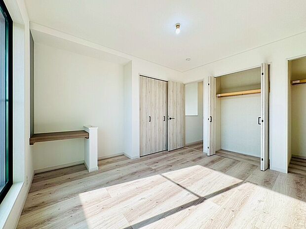 【全室収納クローゼット付き】～2号棟～全居室には大型の収納クローゼットを完備。普段使いのお洋服や小物はもちろん、季節物のお洋服などもしっかりと整理整頓出来る。居室空間を隅々まで使えるのが嬉しい。
