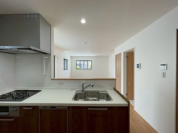 【三口ガスコンロ】慣れている方も多く、火力が目に見えるため、使いやすいという方も多い、3口のガスコンロ仕様です。新生活に伴い、鍋を買い換える必要がない世帯も多く、使い慣れた道具をそのまま使えます。