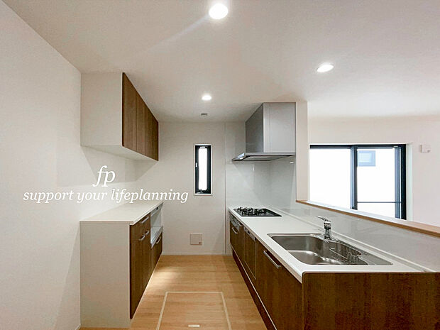 【カップボード付きキッチン】キッチンと一体感あるカラーのカップボードが背面に備え付けされています。調理家電の収納に重宝しますね。