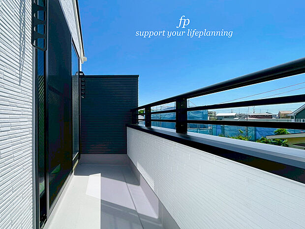 【開放感あるバルコニー】主寝室から出入りできるバルコニー。西側に大きく面したバルコニーでお洗濯もあっという間に乾きそう。