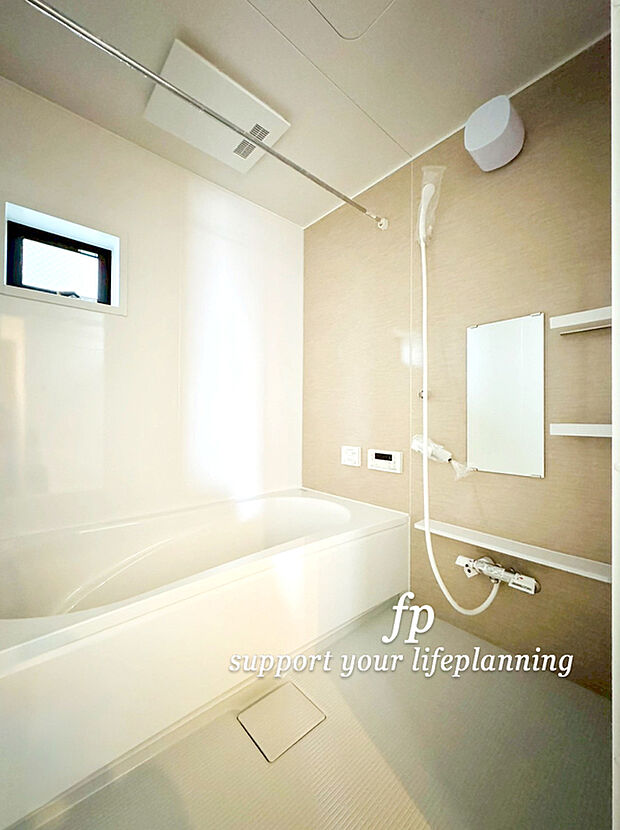 【1坪ユニットバス】ユニットバスはゆったりとくつろげる1坪タイプ。足までしっかりと伸ばせる浴槽は、心身ともにしっかりと疲れを癒してくれます。これだけ広ければ家族みんなで一緒にバスタイムを楽しめます。
