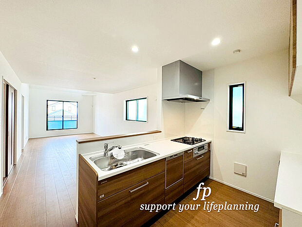 【会話が弾むカウンターキッチン】対面式のカウンターキッチンですので、出来上がったお料理をカウンターに並べてお子様が運ぶなど、お手伝いの時間も増えそうですね。何気ないことから深まるコミュニケーションが大切です。
