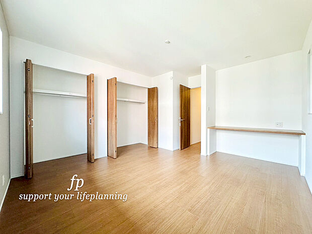 【1階 9帖の主寝室】収納力が豊富な大型クローゼット。普段着やスーツはもちろんのこと、コート類などもしっかり掛けられます。奥行きもあるので、収納ボックスもそのまましまえて部屋がスッキリしますね。
