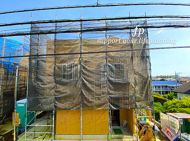 【全棟　10帖以上のルーフバルコニー付き】思わず大きく深呼吸したくなるバルコニーは空を青く、近く、広く感じる。春や秋にはバルコニーでお食事などいかがでしょうか。夏場にはご家族やご友人を招待してのBBQやお子様の水遊びも楽しめますね。