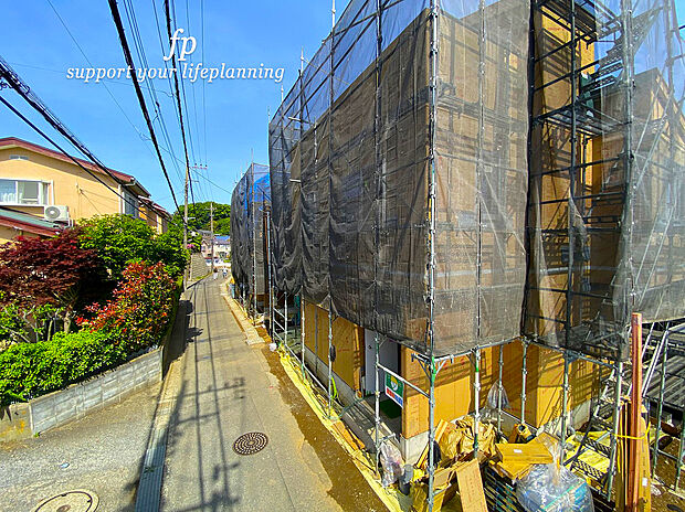 【車通りの少ない道路】小さなお子様がいても安心です。お車の出し入れが苦手な方も駐車しやすそうです。1号棟は1台、2～8号棟は2台分のカースペースがあります。