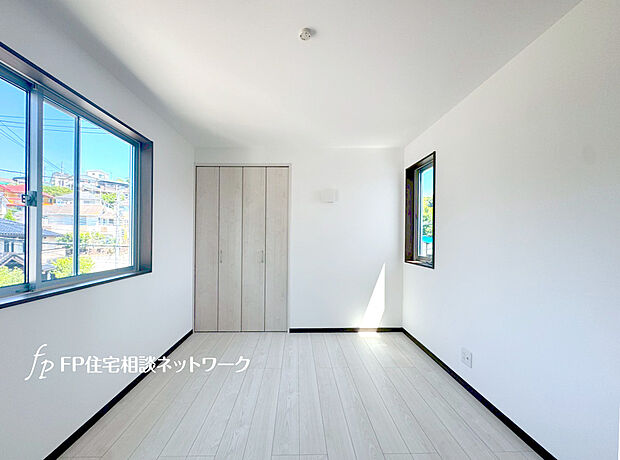 【24時間換気システム】窓を開けなくても換気をする仕組み。ゆっくりと家全体の空気を入れ替え循環させ、日々の生活を向上させます。ホルムアルデヒドやダニ、カビなどによるシックハウス症候群の予防のため現在は義務化されています。