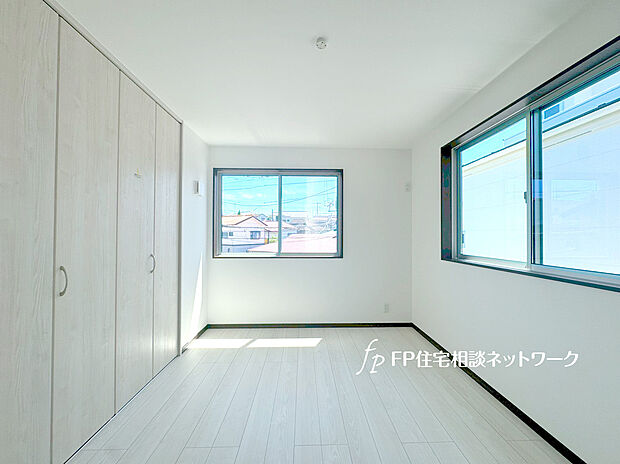 【二面採光で明るい洋室】光を採り込みやすい二面採光の居室。陽当たり良好です。しっかりとした大きさのクローゼットを完備し、収納スペースも十分。初めてのお子様にとっての「自分の部屋」。学習デスクやベッドの配置もラクラクです。