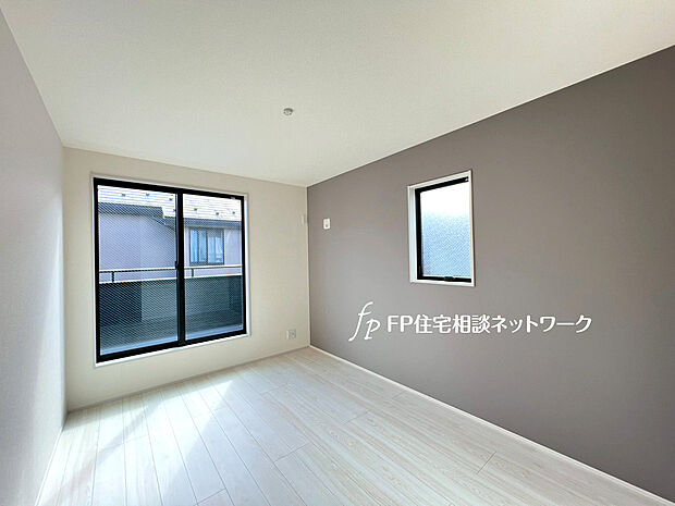 【24時間換気システム】空気が家の中にこもってしまうとシックハウス症候群になってしまう危険性があります。この対策として、家の中の空気が循環するように計画的な換気を行ってくれます。