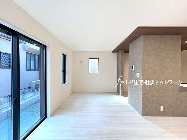 【2号棟リビング】ご家族だんらんのスペースとなるリビング。家具の配置がしやすい広さを確保しつつ、窓が多い設計は色々な角度から光が取り込めるこだわりの間取りです。明るいリビングで寛ぐ新しい生活をスタートさせてみませんか。