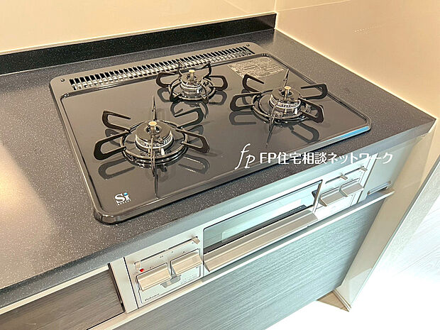 【3口ガスコンロ】慣れている方も多く、火力が目に見えるため、使いやすいという方も多い、3口のガスコンロ仕様です。新生活に伴い、鍋を買い換える必要がない世帯も多く、使い慣れた道具をそのまま使えます。