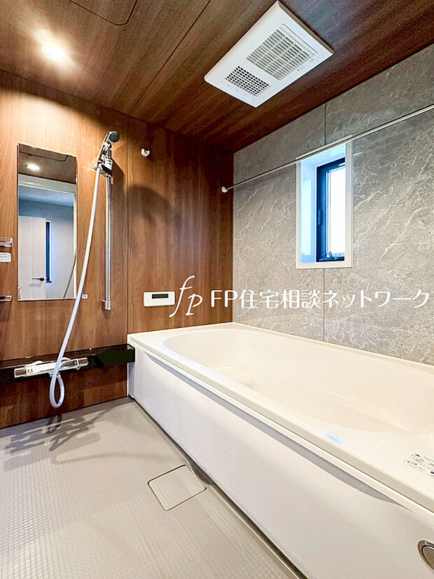 【1坪ユニットバス】ユニットバスはゆったりとくつろげる1坪タイプ。足までしっかりと伸ばせる浴槽は、心身ともにしっかりと疲れを癒してくれます。これだけ広ければ家族みんなで一緒にバスタイムを楽しめます。

