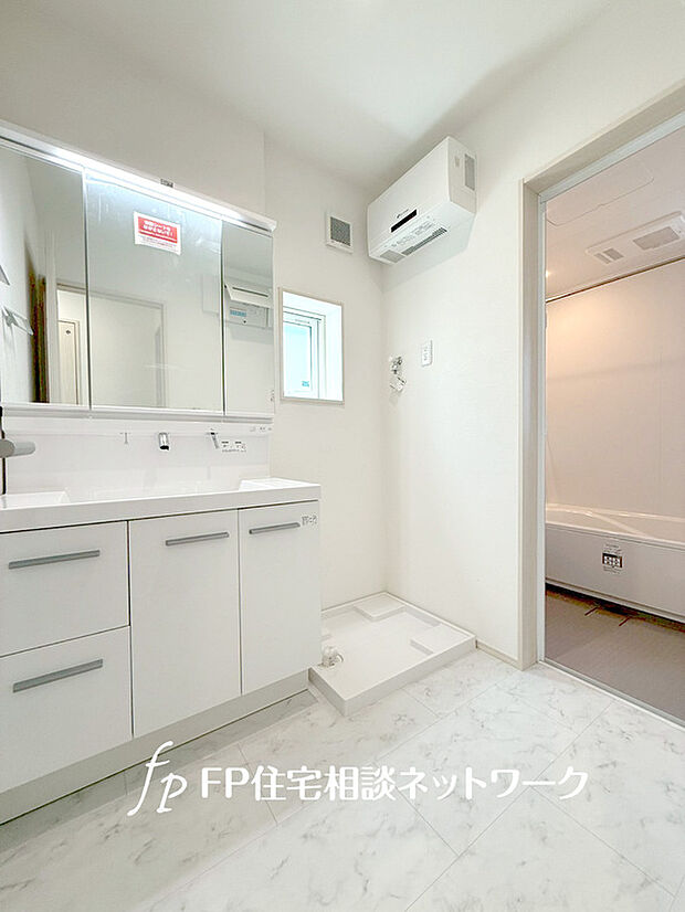 【三面鏡仕様の洗面化粧台】ゆとりの洗面スペースで朝の身支度も快適スムーズに。三面鏡で髪のセットやお化粧もストレスなくこなせ、朝から気分良く通勤通学に向かえそうですね！鏡の裏にはたっぷりと収納スペースを標準装備！