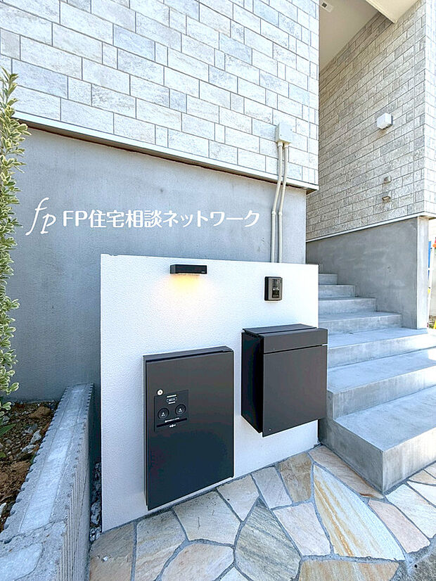 【宅配ボックス付き機能門柱】宅配便の配達時に不在でも、荷物を入れられる鍵付きの宅配ボックス。インターネットで買い物をすることが多い方、配送時間帯に家にいることが少ない方に嬉しい設備。再配達を頼む必要がなくなり、便利ですね。