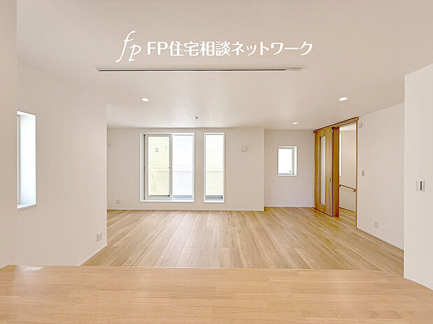 【太陽の光を感じられるＬＤＫ】＜D棟＞オープンでのびやかな空間を生み出す、広がりとゆとり。家族と過ごす時間を大切にしたい方にぴったりです。