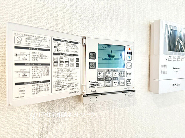 【床暖房】リビングダイニングには床暖房を設置！エアコンだけだと空気が乾いてしまったり、暖かい空気が上部に逃げてしまいますよね。足元から身体の芯まで暖めてくれて肌にもやさしい快適さを演出した設備です。