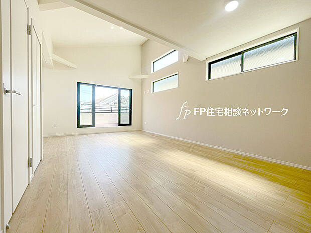 【開放的で明るい勾配天井リビング】吹抜けのように天井が高くなっており開放的なリビング。高い位置にある窓から太陽のやわらかな光が差し込みます。自然の恵みが、快適で心地の良い空間を演出してくれます。